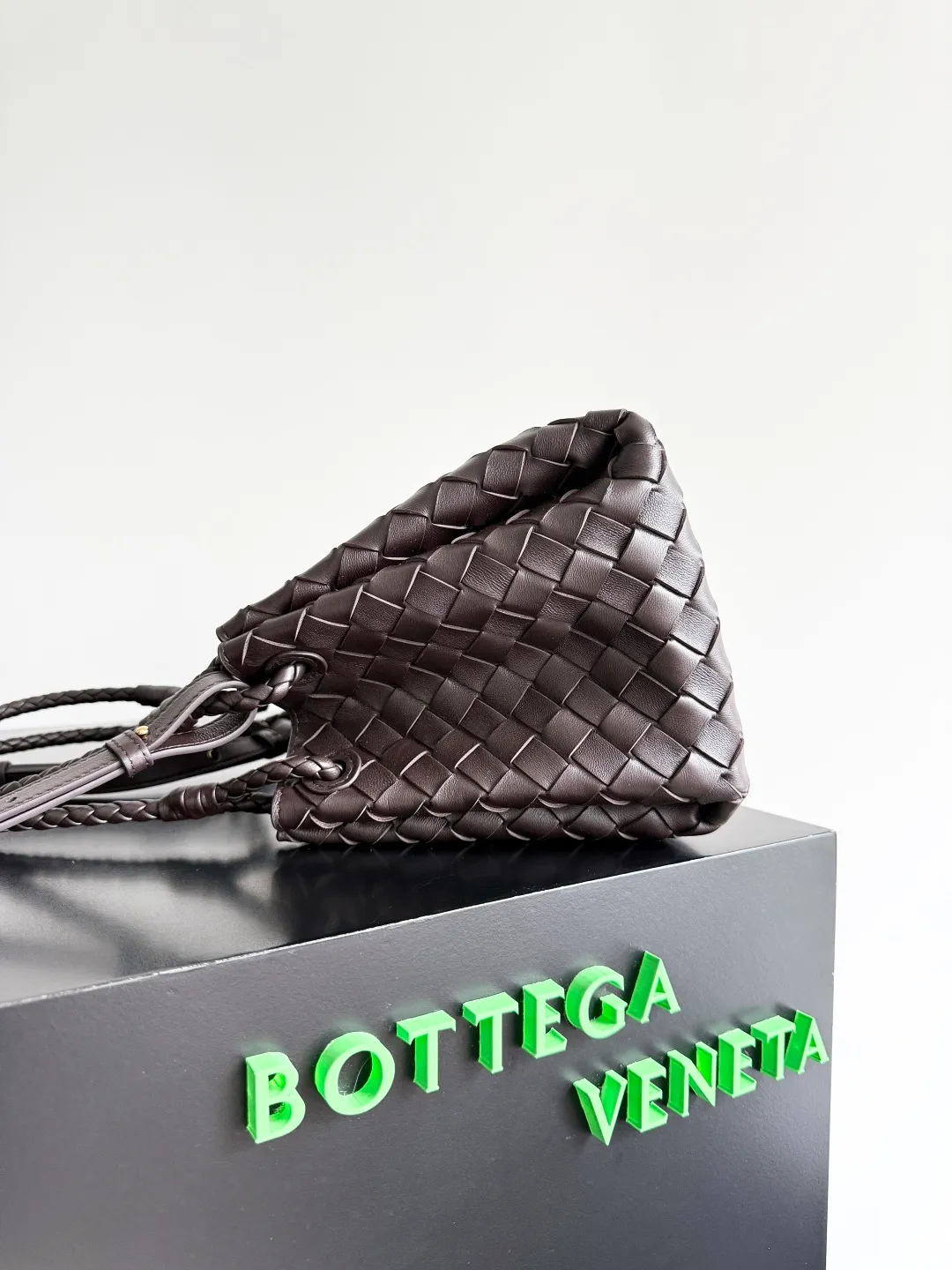 Batch 2060 BOTTEGA VENETA 2025 Autumn New Product Medium Parachuta The long-awaited new medium parachuta is here, with a unique appearance and iconic metal knots, and a whole piece of leather folds the four corners into a parachute shape! The exquisite Knot metal buckle is like putting jewelry on a bag. It is high-end and elegant. Its super capacity can hold all your things! The overall effect of this bag is very different from before. It is neither too delicate to provide a large capacity nor too bulky because of its practicality. It simply provides a perfectly suitable bag for casual and simple people👜 Style number: 835921 Size: 29.5*18.5*17.5cm